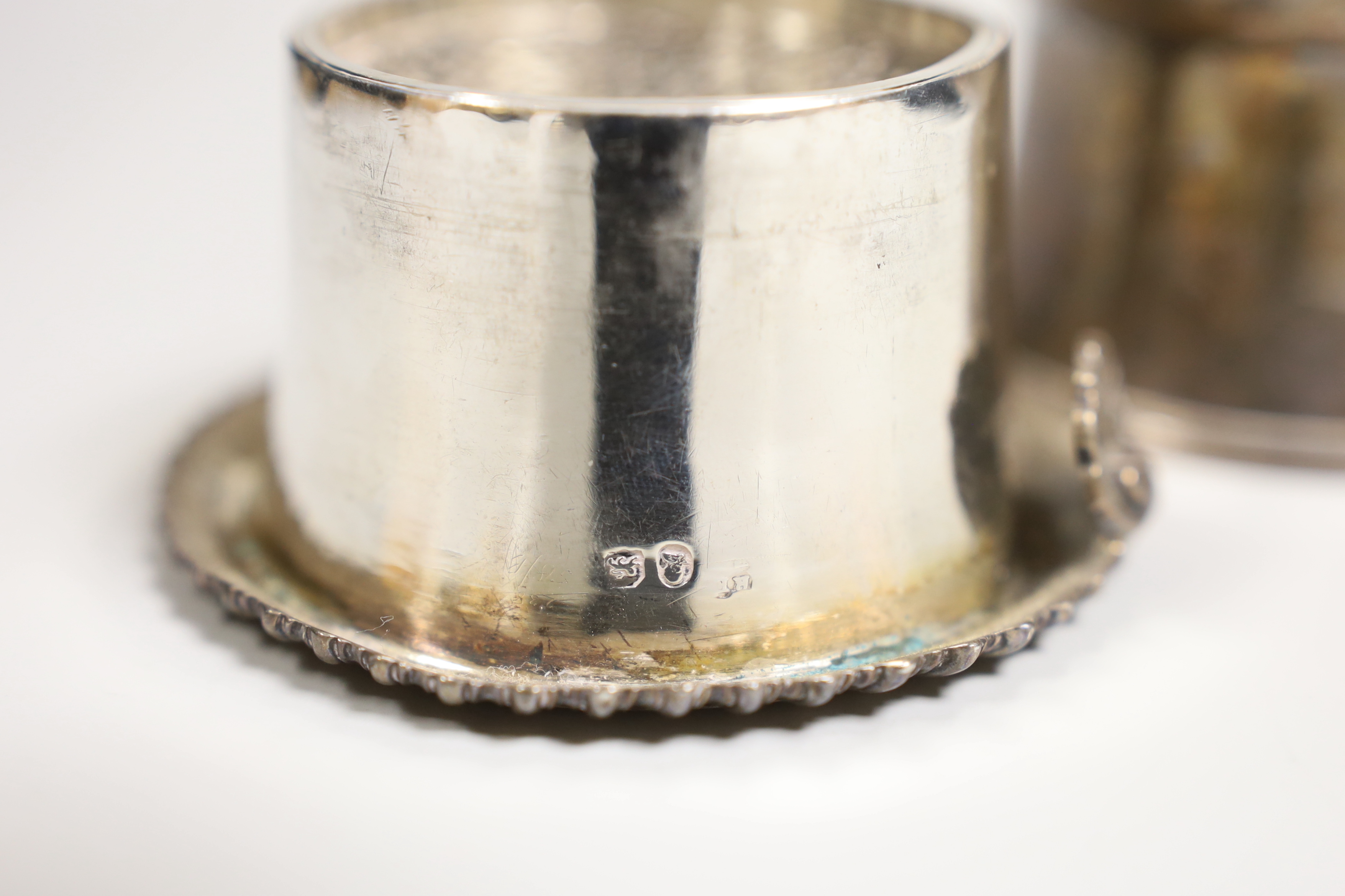 A George III silver wine funnel, with gadrooned border, marks rubbed, possibly Emes & Barnard, circa 1810, 14.1cm, 5.4oz.